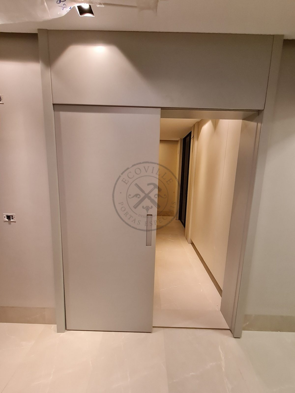 Porta com sistema de correr embutido com puxador cava pintura laca acetinado H157 - Imagem 2