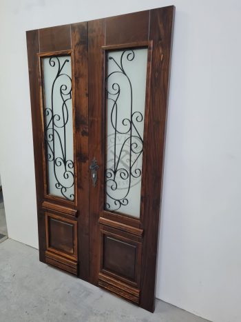 Porta com sistema de abertura dupla com grade e vidro - Imagem 3