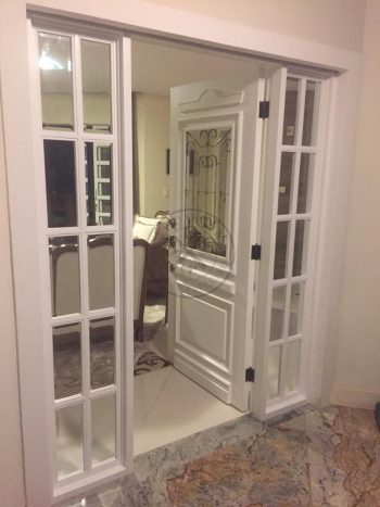 Porta modelo exclusivo com portal duplo lateral, grade de ferro, fechadura blim blim, vidro 10 mm incolor, pintura de laca P.U branco acetinado (Sayerlack) - Imagem 4