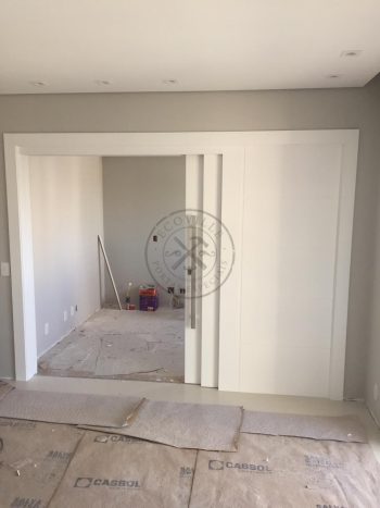 Porta com sistema de correr embutido sendo uma fixa e duas móveis - Imagem 3