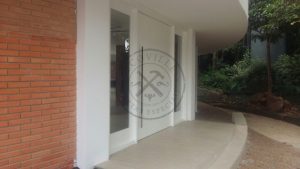 Porta pivotante com revestimento em MDF e pintura laca P.U branco acetinado - Imagem 4