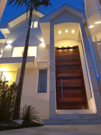 Porta pivotante de lambril de Imbuia com bandeira superior fixa seguindo o mesmo modelo da porta - Imagem 4