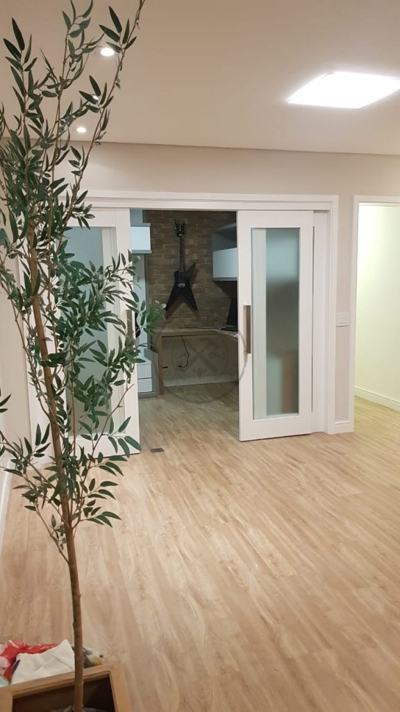 Porta com sistema de correr embutido com 4 folhas com vidro panorâmico - Imagem 3