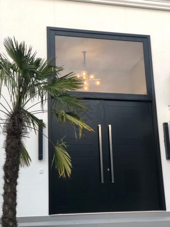 Porta pivotante em ACM preto carbono com almofadas e sistema de abertura dupla com bandeira superior de vidro temperado - Imagem 4