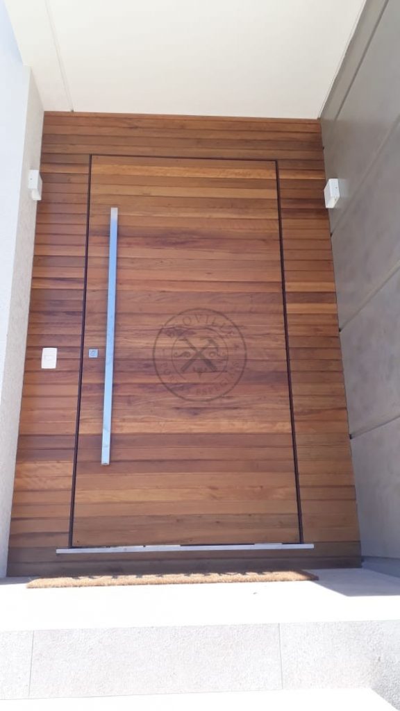 Porta pivotante com bandeira e painéis fixos de Lambril de Cedro - Imagem 4