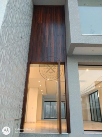 Porta pivotante de lambril maciço de Imbuia com bandeira superior, modelo ripado vertical - Imagem 3