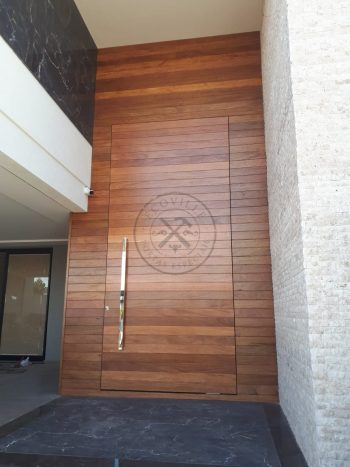 Porta pivotante lambril maciço com painéis alinhado com a porta - Imagem 4