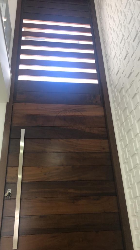 Porta pivotante de lambril de Imbuia com bandeira superior com vidro - Imagem 4