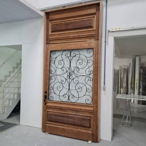 Porta pivotante madeira demolição rústica com grade e vidro - Imagem 3