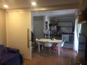 Porta com sistema de correr embutido sobreposta três folhas com pintura laca P.U branco acetinado - Imagem 4