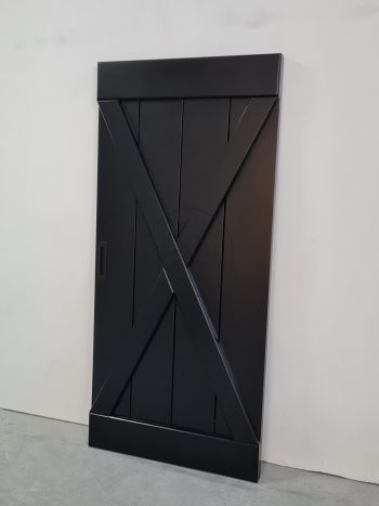 Porta de correr modelo celeiro com revestimento em MDF e pintura laca preto fosco - Imagem 3