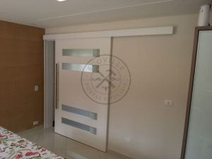 Porta de correr com visores de vidro jateado - Imagem 3