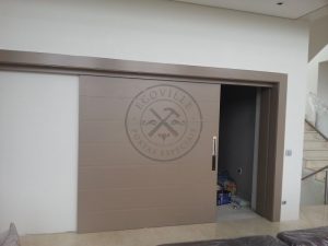 Porta de correr com estrutura de ferro no interior, pintura especial laca P.U (Sayerlack)