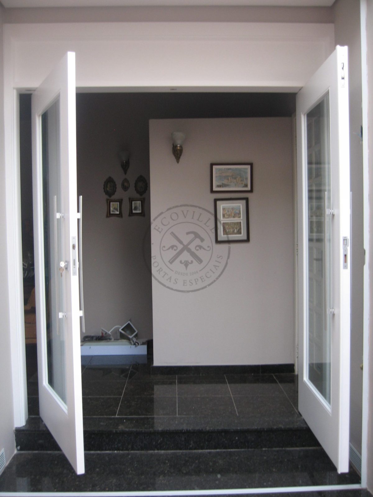 Porta pivotante com revestimento em MDF, sistema de abertura dupla e pintura laca P.U branco acetinado - Imagem 4