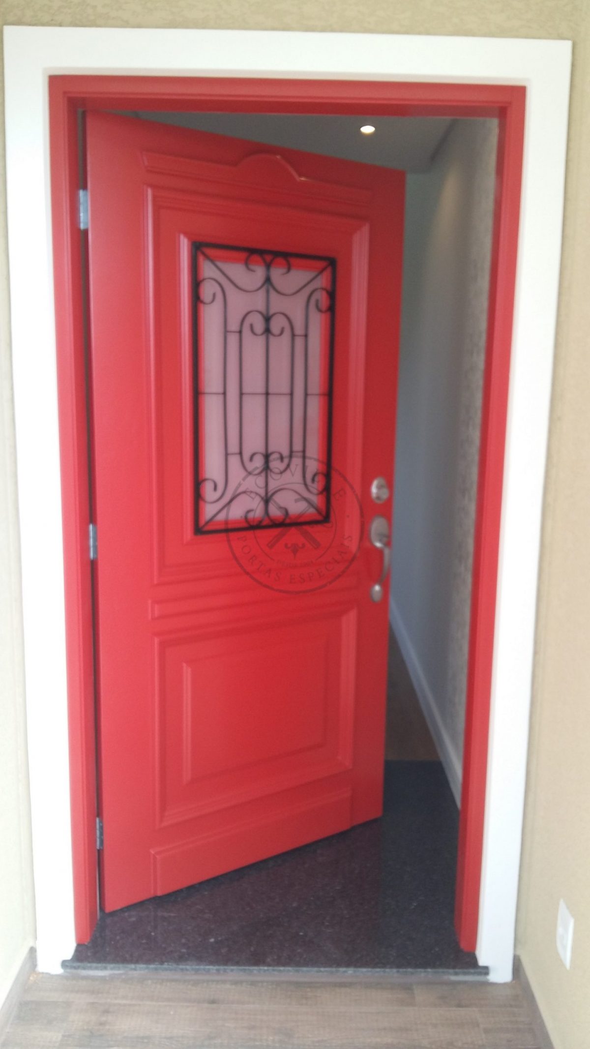 Porta pivotante com revestimento em MDF e pintura laca P.U vermelho acetinado - Imagem 3