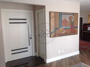 Porta pivotante com revestimento em MDF e pintura laca P.U branco acetinado - Imagem 3
