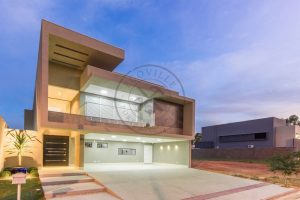 Porta pivotante com revestimento em MDF e pintura laca P.U preto acetinado - Imagem 6