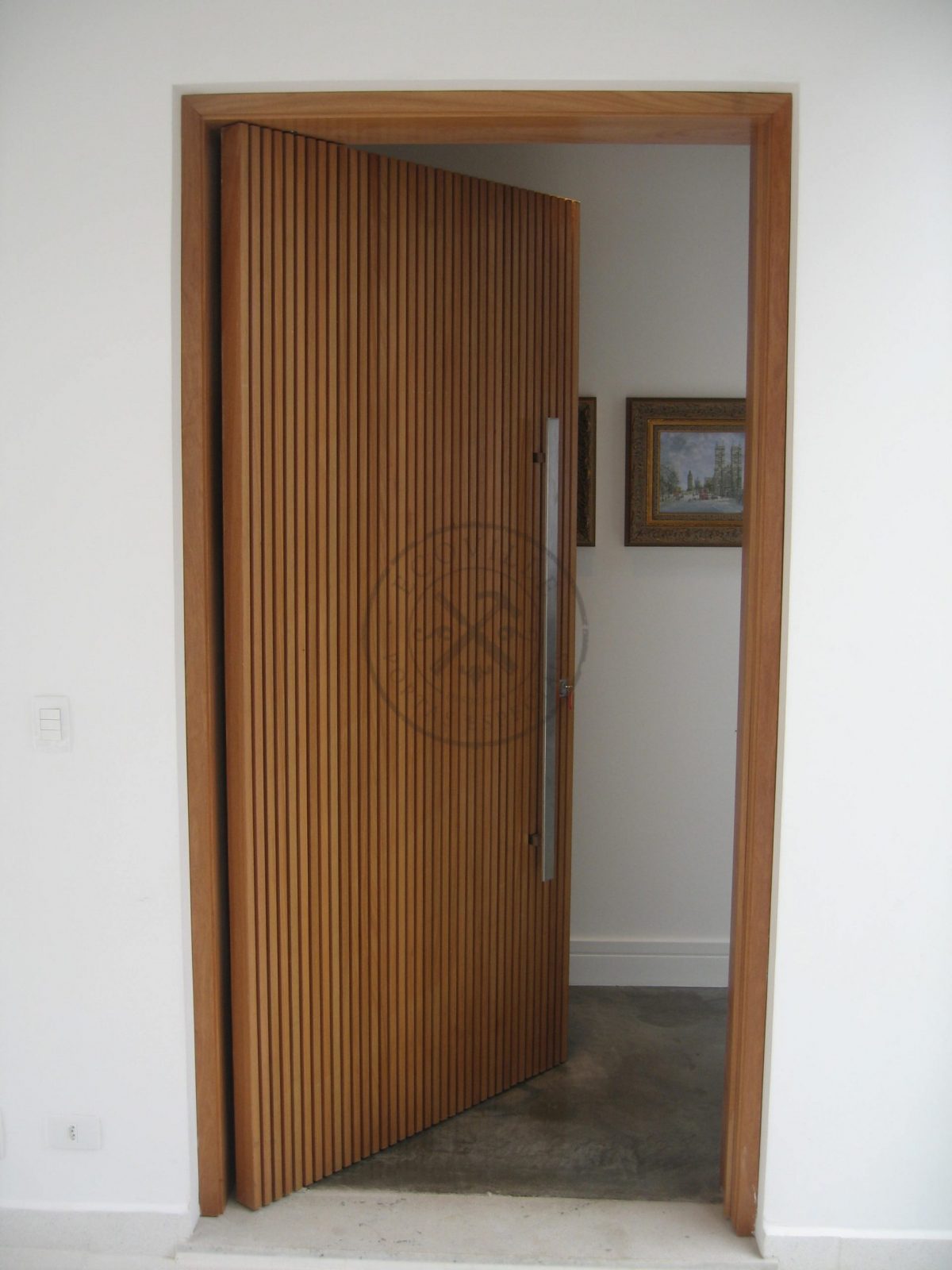 Porta pivotante ripada vertical com pintura de verniz P.U acetinado (Sayerlack) - Imagem 4