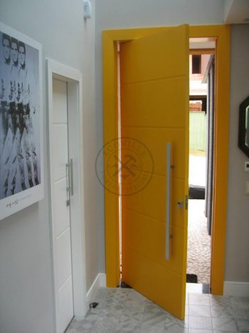 Porta pivotante com revestimento em MDF, frisos horizontais e pintura laca P.U amarelo acetinado - Imagem 4