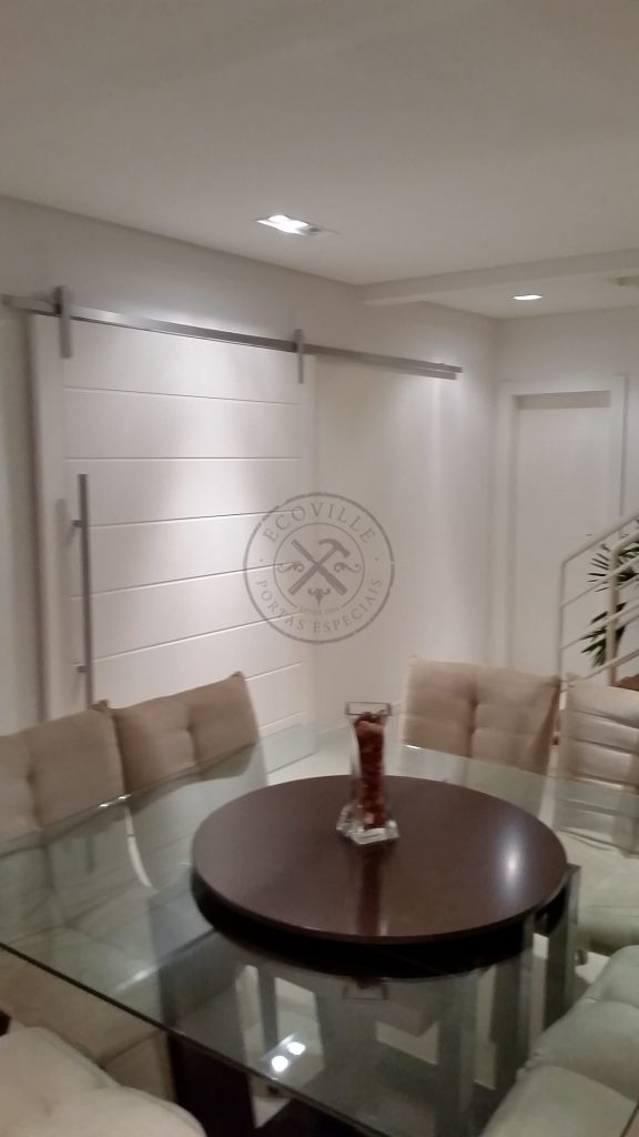 Porta de correr com trilho aparente, pintura de laca P.U branco acetinado (Sayerlack) - Imagem 4