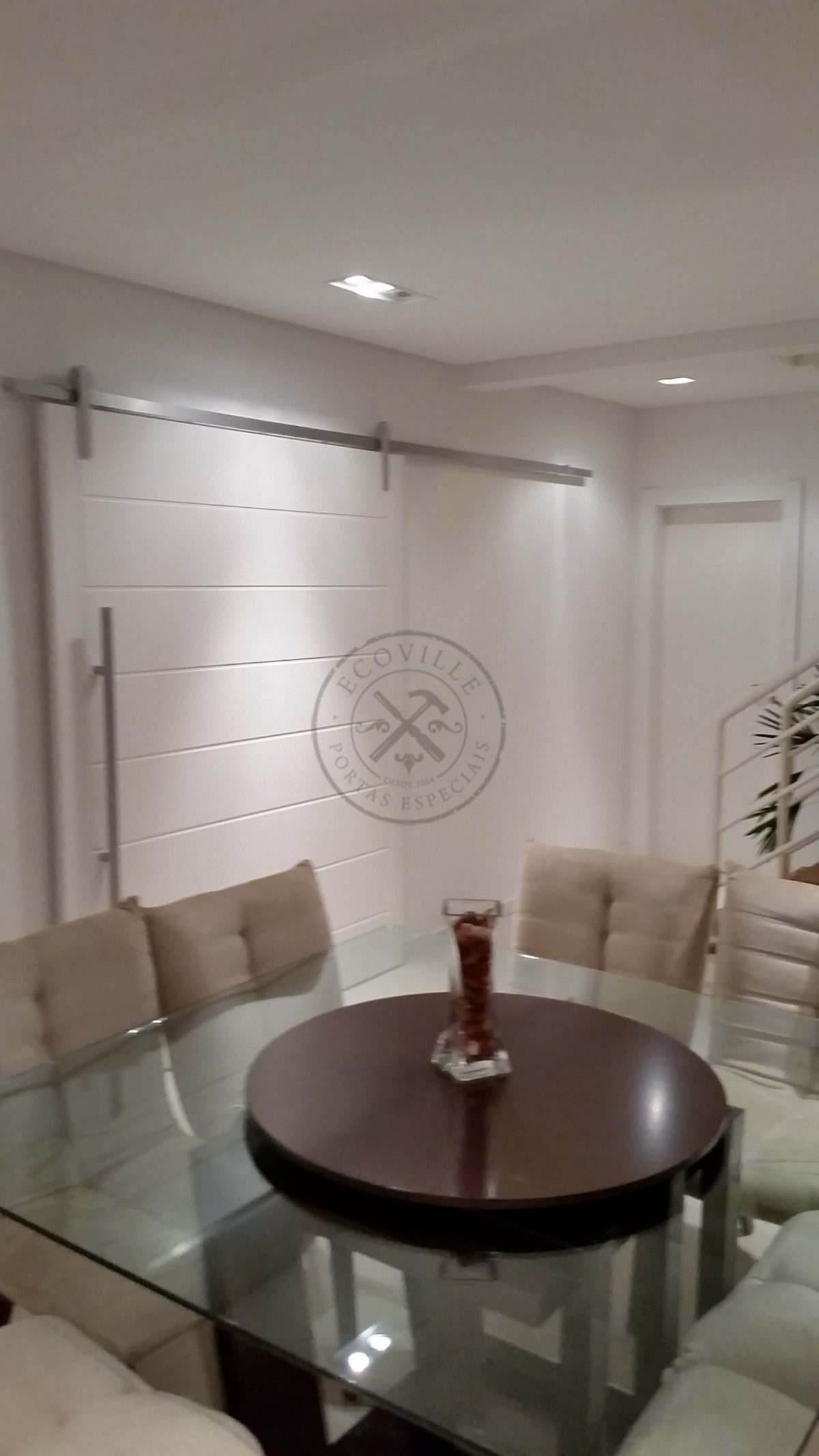 Porta de correr com trilho aparente, pintura de laca P.U branco acetinado (Sayerlack) - Imagem 4