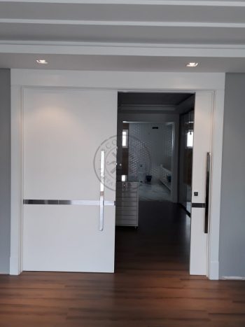 Porta com sistema de correr embutido, sendo duas folhas móveis com detalhe de Inox para um excelente acabamento - Imagem 6