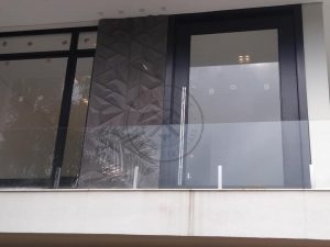 Porta pivotante em madeira maciça com visor de vidro incolor e panorâmico com 10 milímetros - Imagem 4