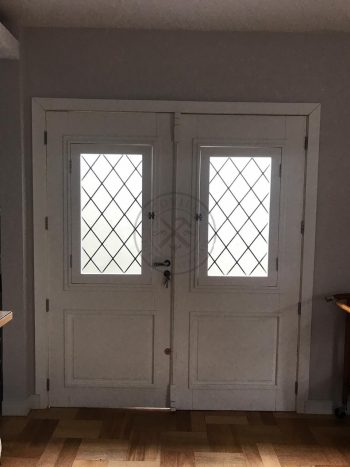 Porta com sistema de abertura dupla com grade de ferro especial - Imagem 5