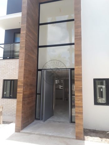 Porta pivotante com revestimento em MDF com dois frisos horizontais e pintura laca cinza acetinado - Imagem 4