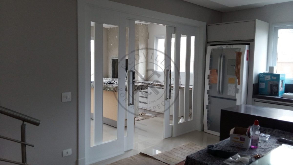 Porta de correr com sistema embutido sendo com quatro folhas - Imagem 5