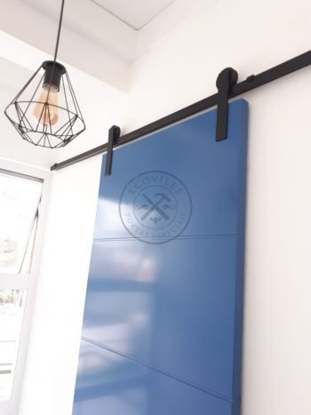 Porta de correr com trilho aparente e revestimento em MDF com pintura laca P.U azul acetinado - Imagem 5