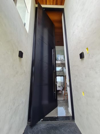 Porta pivotante em ACM preto carbono com borda e frisos horizontais e dupla vedação - Imagem 4