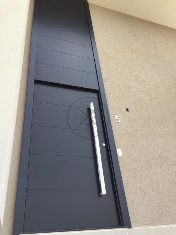 Porta pivotante com revestimento em MDF com pintura laca preto acetinado - Imagem 3