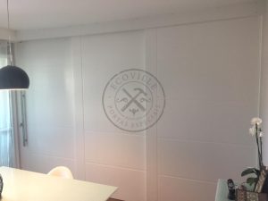 Porta com sistema de correr embutido sobreposta três folhas com pintura laca P.U branco acetinado - Imagem 5