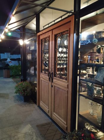 Porta com sistema de abertura dupla feita em madeira maciça com grades decorativas de ferro - Imagem 5