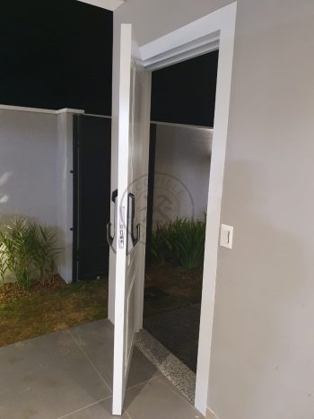 Porta de giro em ACM branco neve com almofadas - Imagem 3