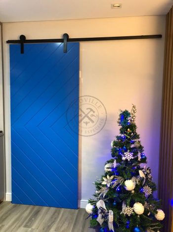 Porta de correr com trilho aparente e revestimento em  MDF com pintura laca azul especial acetinada - Imagem 3
