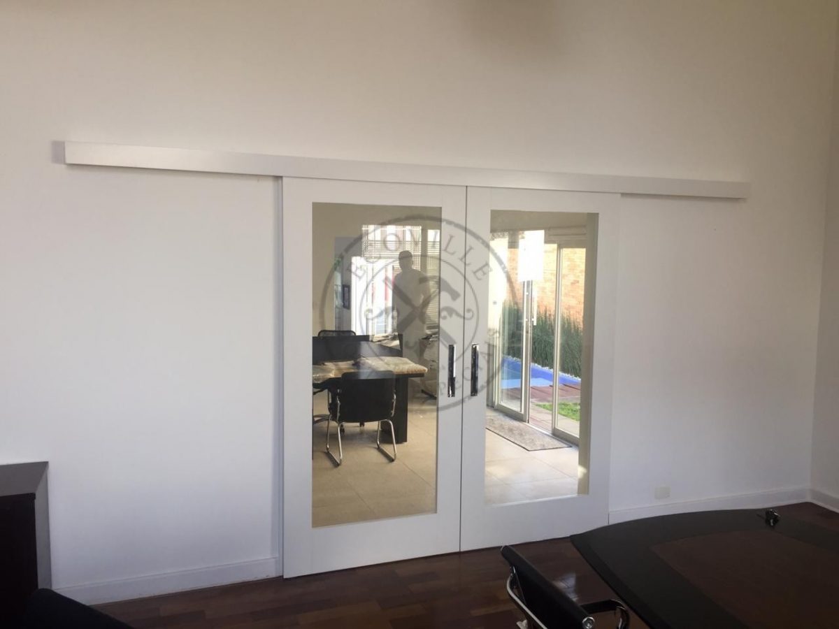 Porta com sistema de correr embutido, vidro panorâmico incolor, sendo duas folhas móveis - Imagem 5