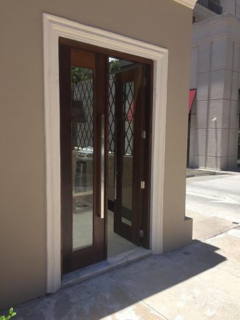Porta com sistema de abertura dupla maciça de Imbuia com vidro temperado 10 mm - Imagem 5