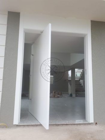 Porta pivotante com revestimento em MDF e pintura laca branco acetinado - Imagem 4