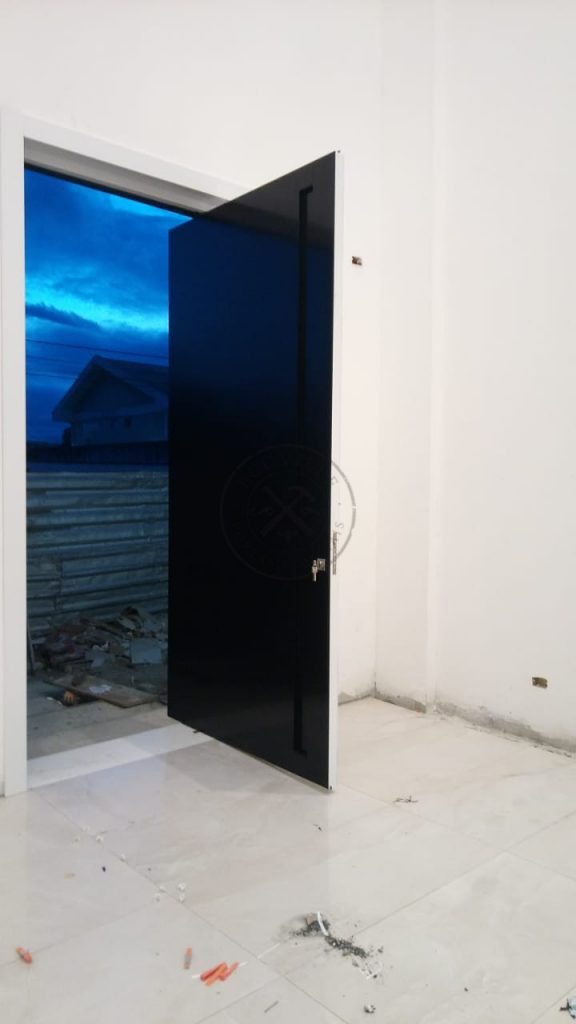 Porta pivotante em ACM com duas cores (branco interna e preto externo) com puxador cava, bandeira e dupla vedação - Imagem 6