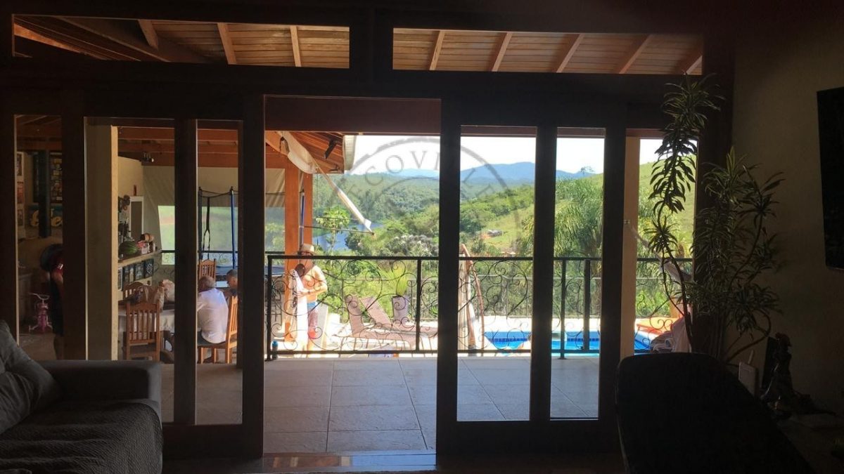 Porta com sistema de correr embutido 4 folhas, bandeira superior fixa com vidro panorâmico, sob medida - Imagem 5