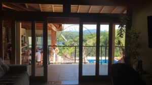 Porta com sistema de correr embutido 4 folhas, bandeira superior fixa com vidro panorâmico, sob medida - Imagem 5