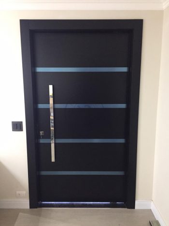 Porta pivotante com revestimento em MDF, frisos com acabamentos em inox e pintura laca preto acetinado - Imagem 4