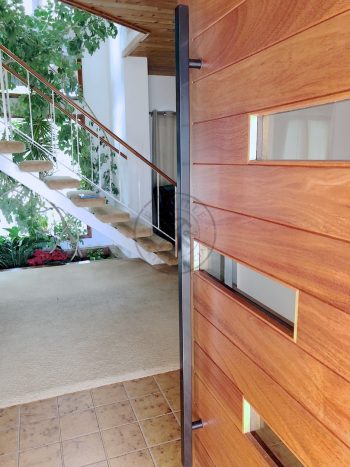 Porta pivotante em madeira maciça com visores de vidro incolor 8 milímetros. - Imagem 4