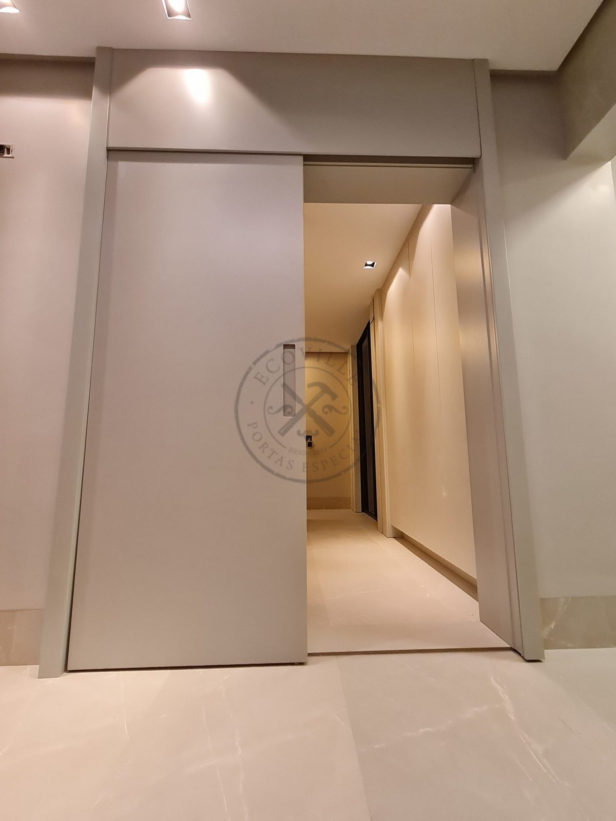 Porta com sistema de correr embutido com puxador cava pintura laca acetinado H157 - Imagem 3