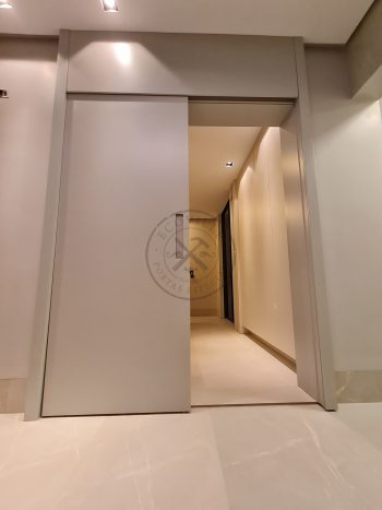 Porta com sistema de correr embutido com puxador cava pintura laca acetinado H157 - Imagem 3