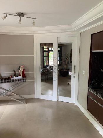 Porta com sistema de correr embutido lado interno mdf, lado externo espelho - Imagem 3