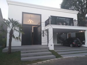 Porta pivotante em ACM preto carbono com almofadas e sistema de abertura dupla com bandeira superior de vidro temperado - Imagem 13