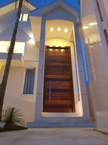 Porta pivotante de lambril de Imbuia com bandeira superior fixa seguindo o mesmo modelo da porta - Imagem 5